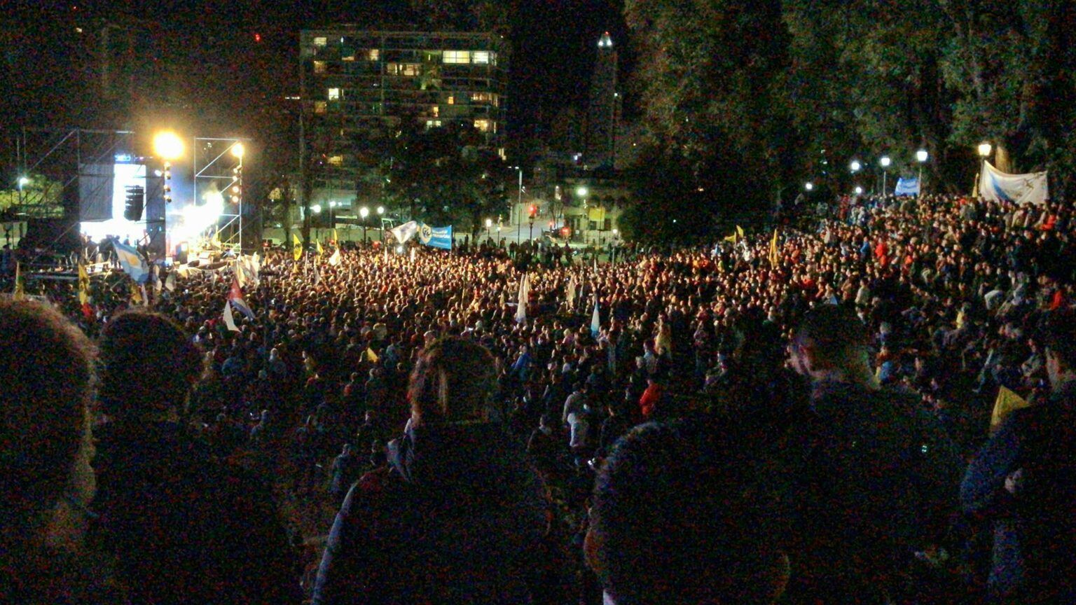 Masivo acto de cierre de campaña de javier milei en parque lezama 1 Masivo acto de cierre de campaña de javier milei en parque lezama