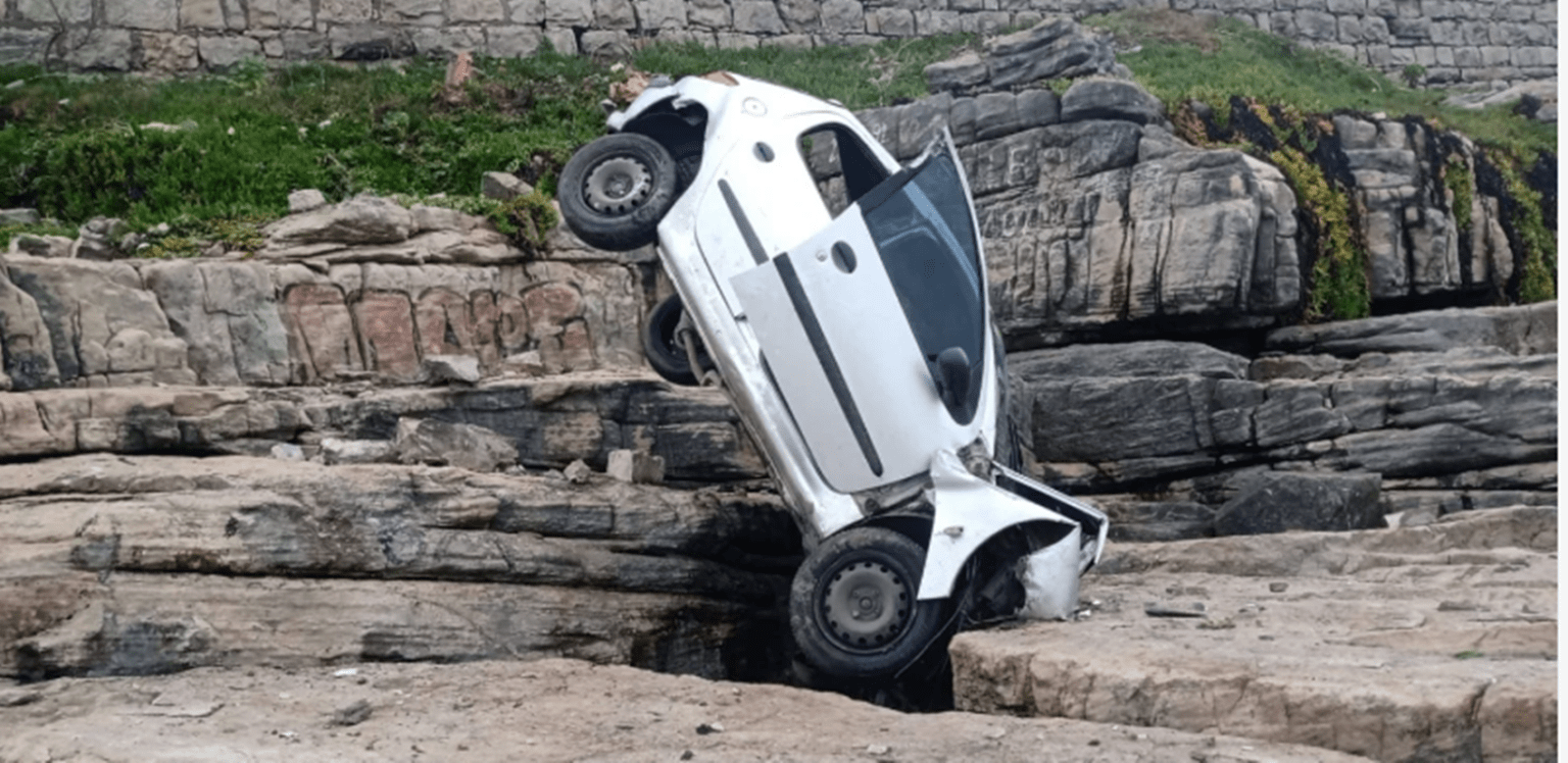 Un auto desbarrancó en la costa de mar del plata, cayó al vacío y terminó incrustado en las piedras