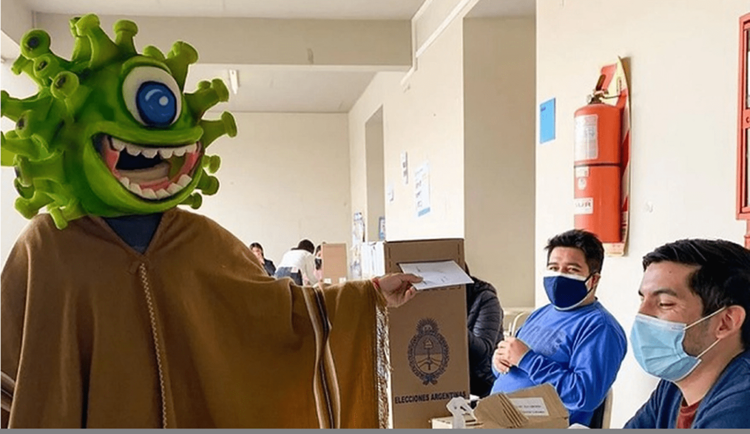 Paso 2021: un influencer fue a votar disfrazado de coronavirus