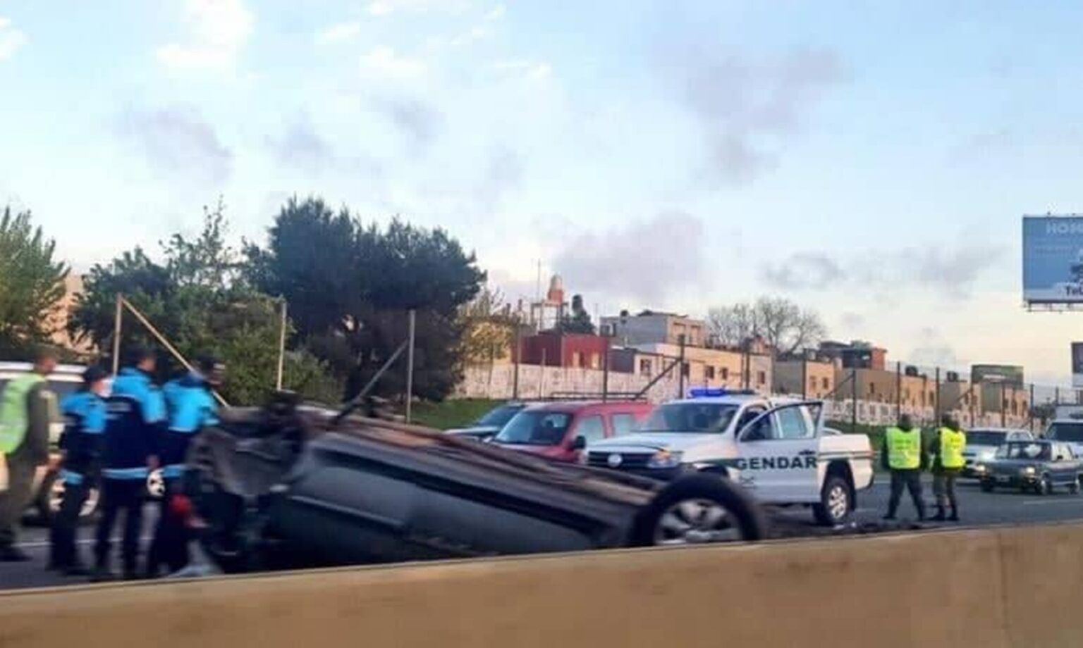 Un muerto y varios heridos tras tremendo choque y vuelco en la autopista la plata-buenos aires
