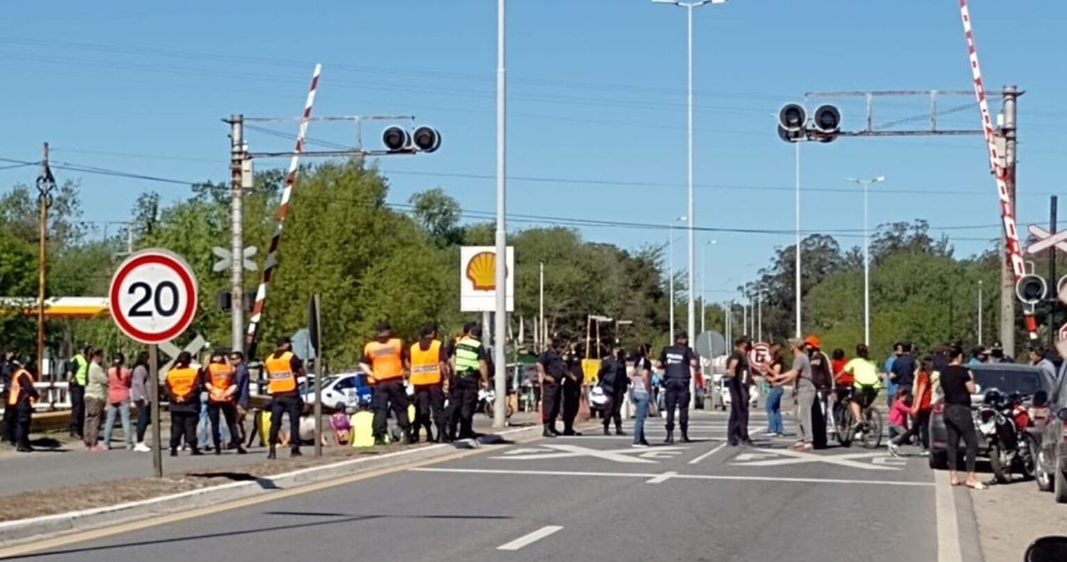 Dolores: cortan la ruta 63 en oposición al puente sobre el paso a nivel