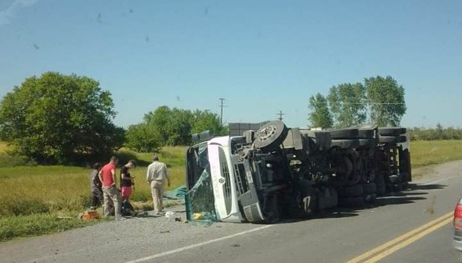 Ruta 3: tremendo choque y vuelco de un auto y camión entre monte y las flores