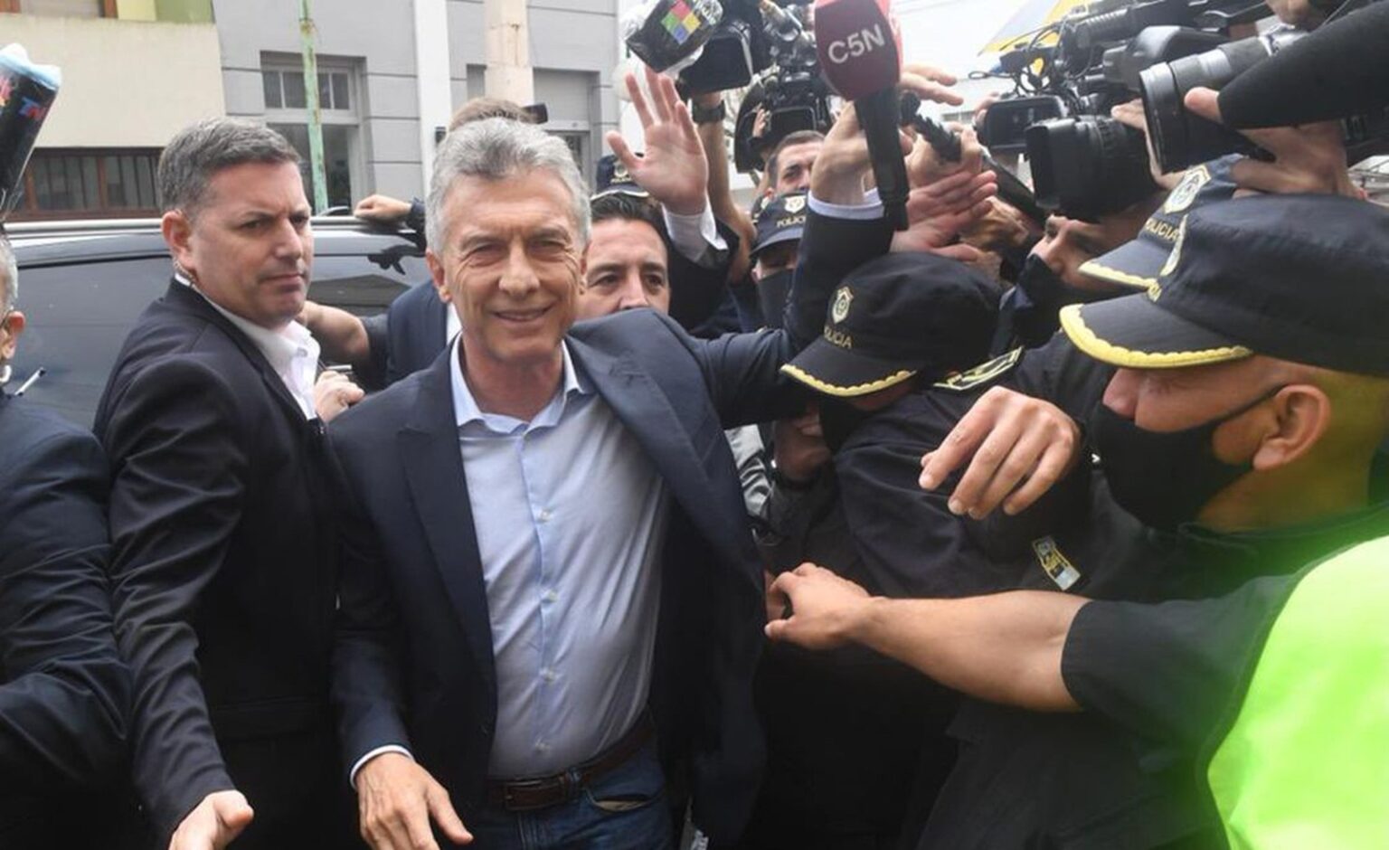 El canal c5n denunció penalmente a mauricio macri por arrojar el micrófono