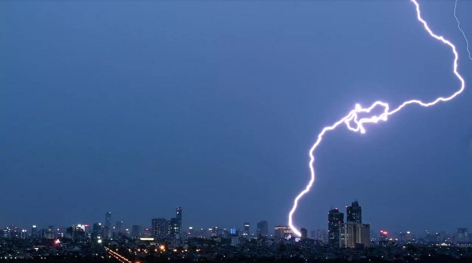 Cayó un rayo en una comisaría de mar del plata y tres policías resultaron heridos