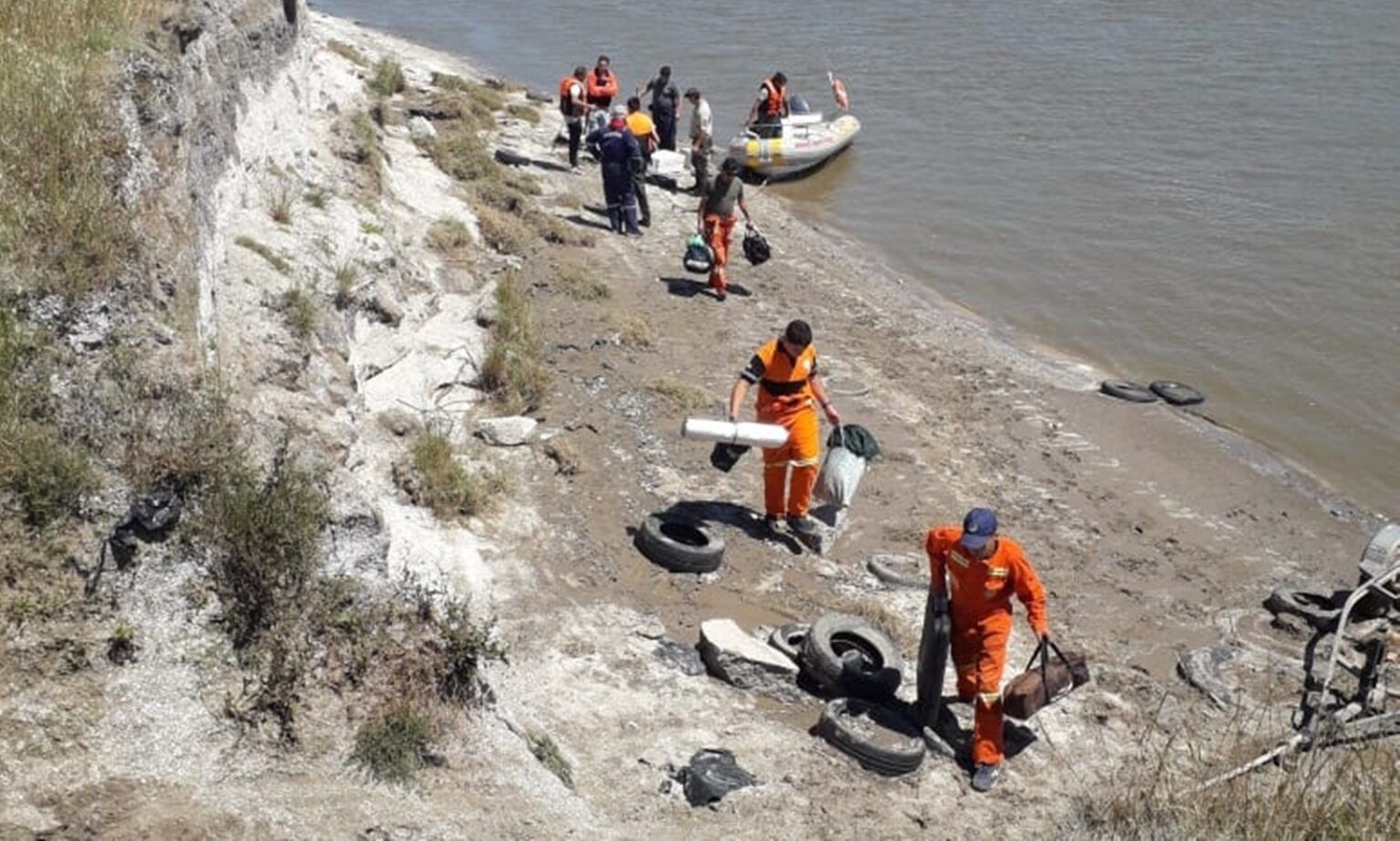 Castelli: rescataron sanos y salvos a los pescadores perdidos en el canal 15