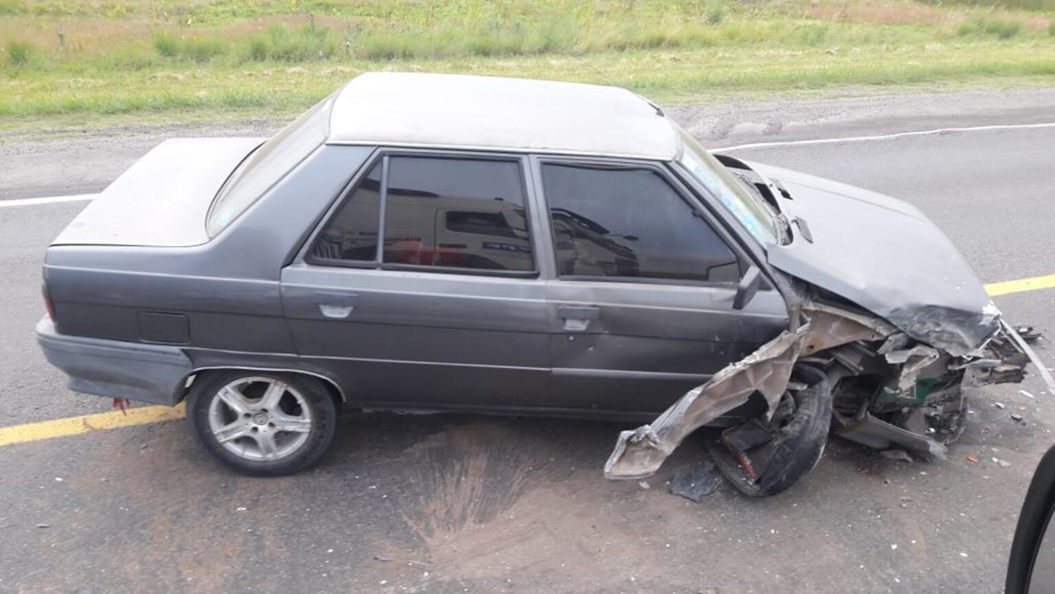 Ruta 3: fuerte choque entre un auto y un micro cerca de las flores