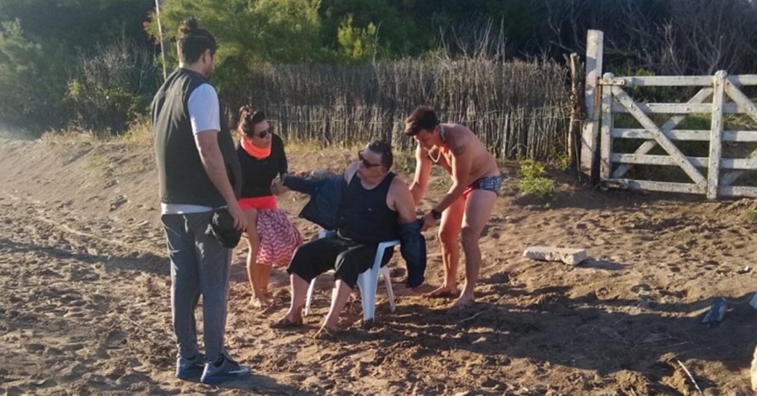 Las toninas: salvan de milagro a una persona que ingresó al mar en una moto de agua sin chaleco