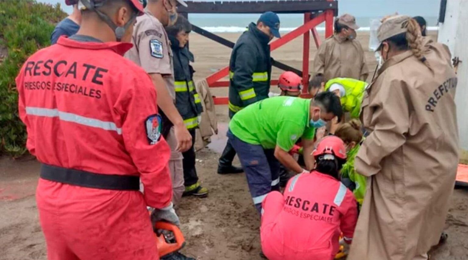 ¡insólito! Se voló una sombrilla y se le clavó en la pierna de un turista en mar del plata