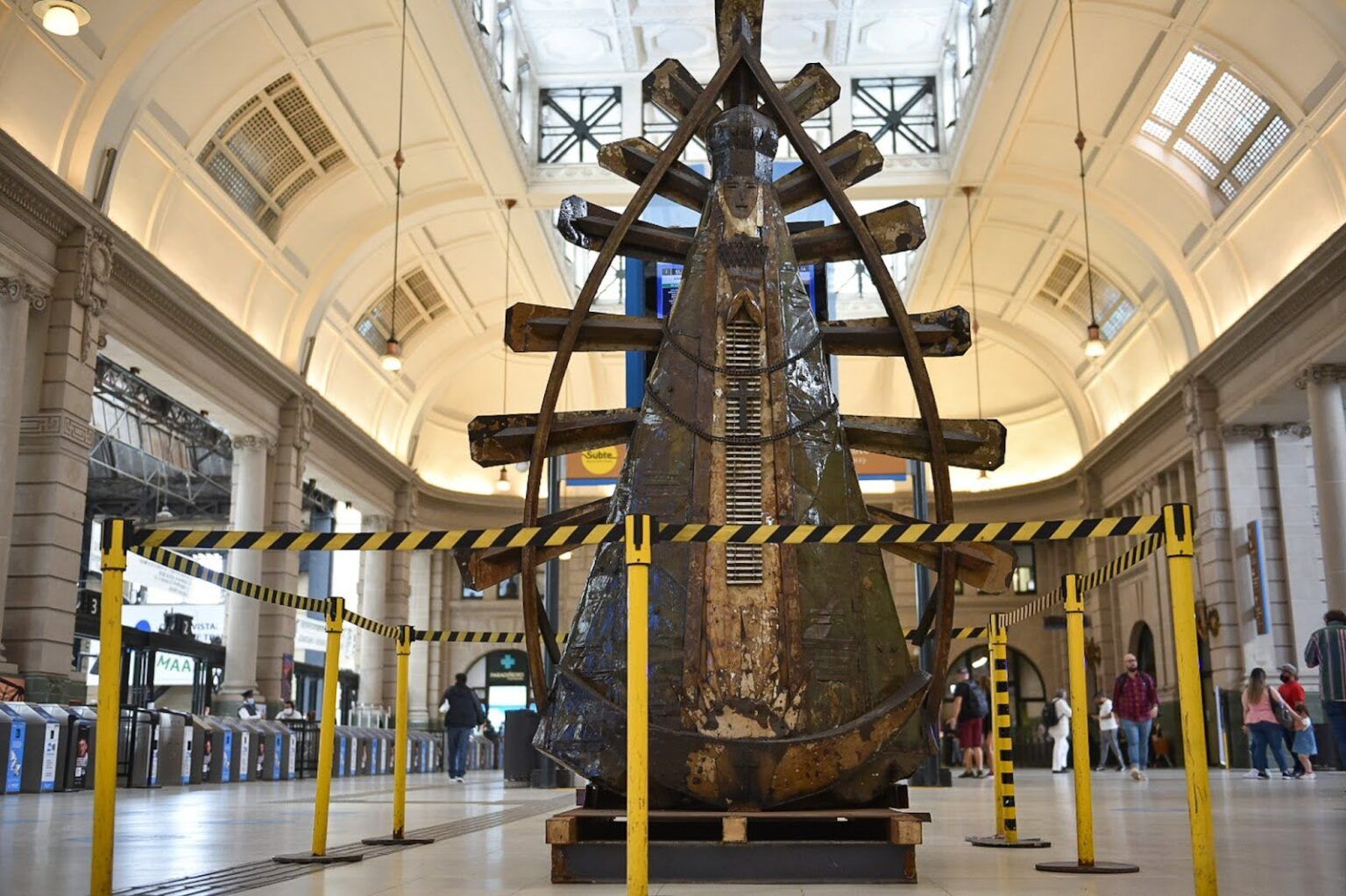 La "virgen de descarte" de alejandro marmo recorrerá diferentes estaciones ferroviarias