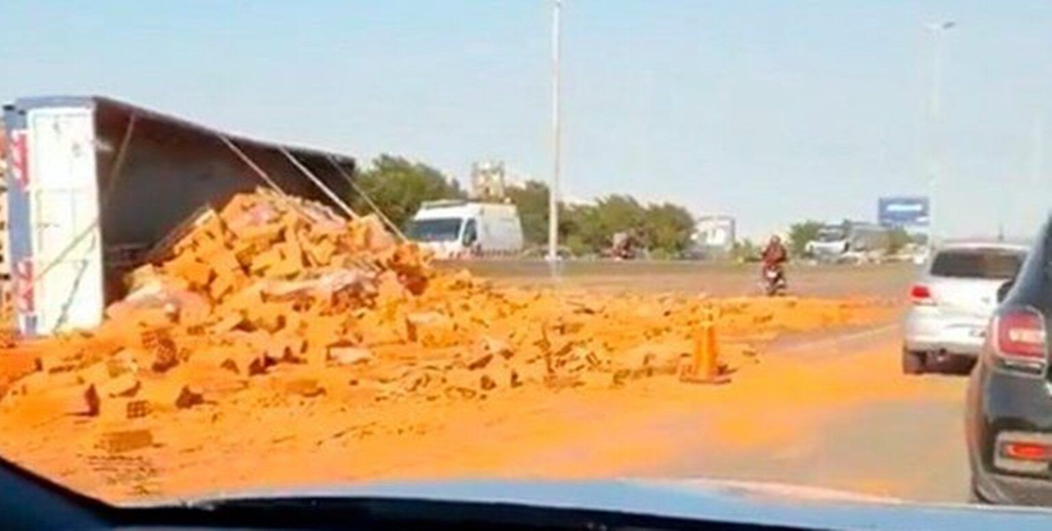 Caos en la autopista buenos aires-la plata por el vuelco de un camión cargado con ladrillos