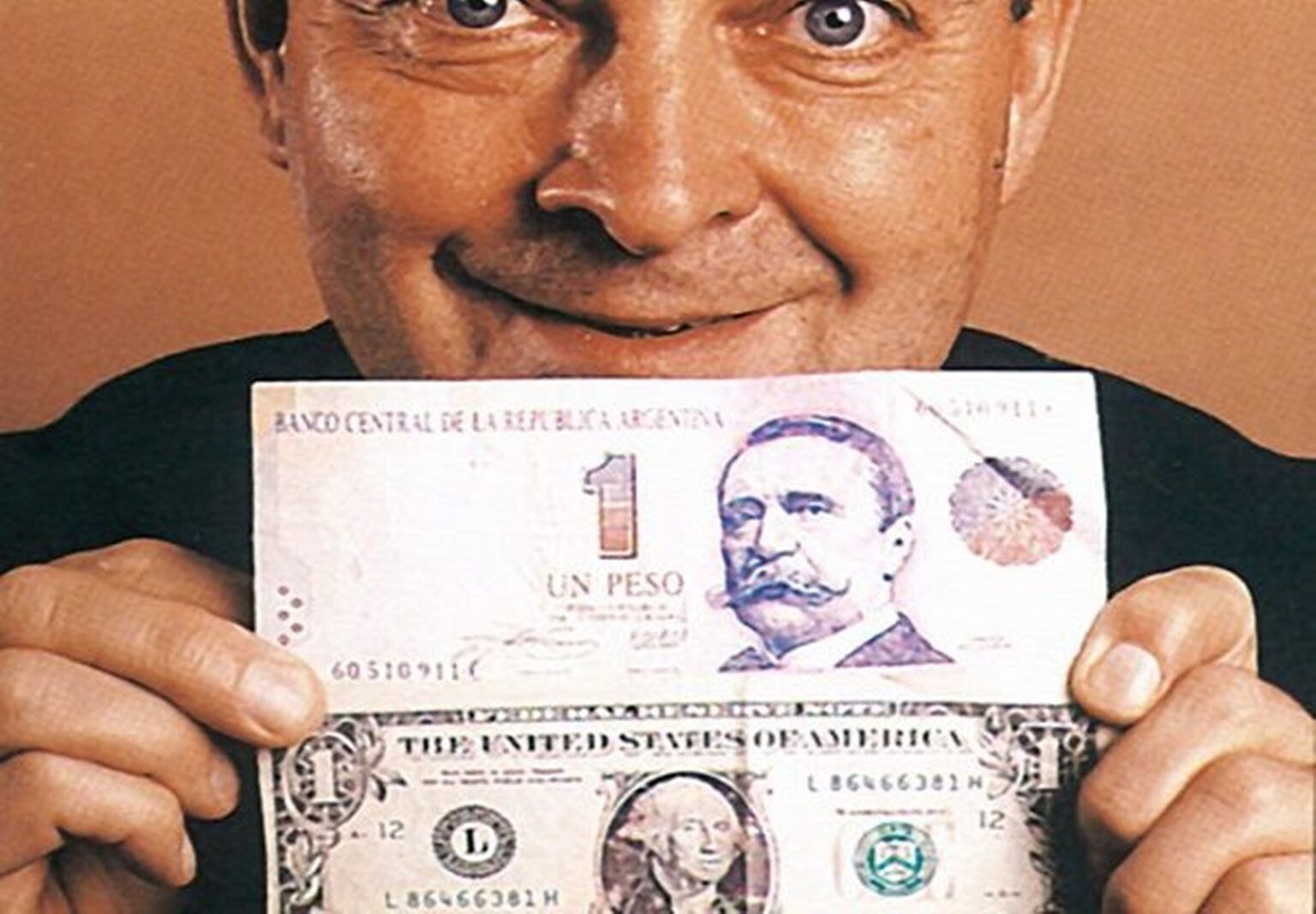 Hace 30 años el peso reemplazó al austral y valía lo mismo que un dólar