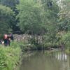 La policía rastrillando el canal donde divisaron a la mujer flotando