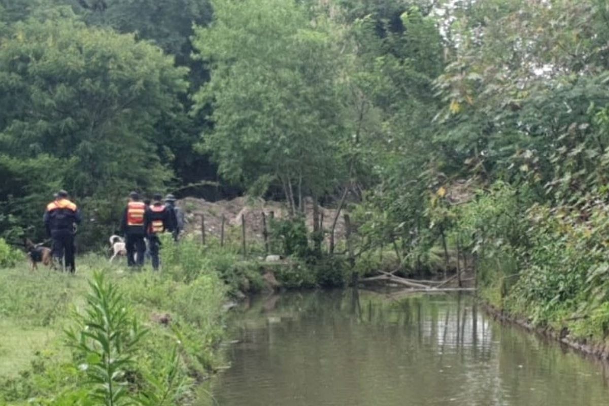 La policía rastrillando el canal donde divisaron a la mujer flotando