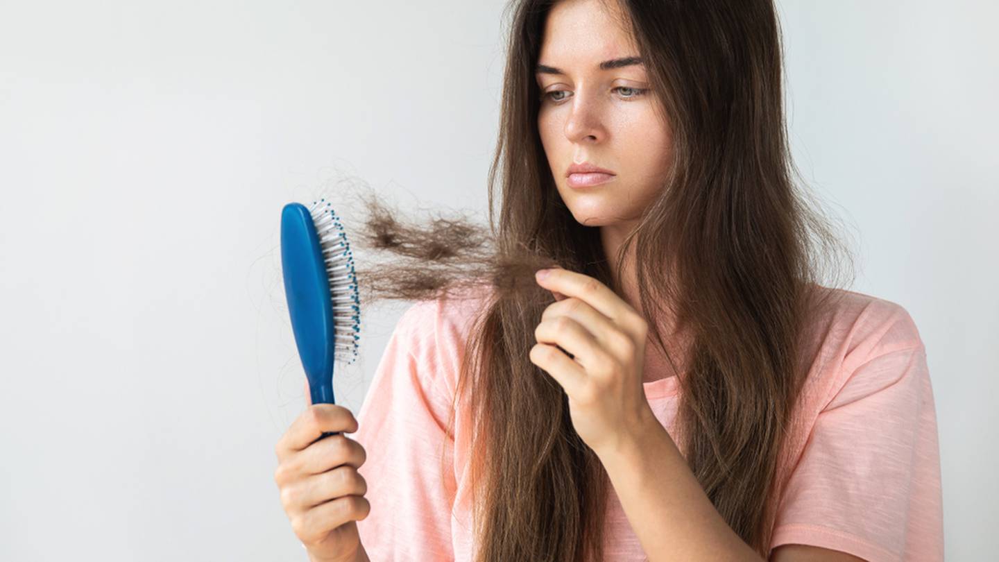 Efluvio telógeno: el nuevo síntoma de Ómicron que produce pérdida de cabello