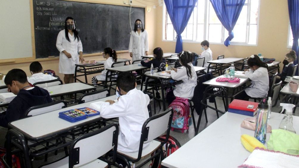 ᐈ En las escuelas primarias habrá una hora más de clases por día