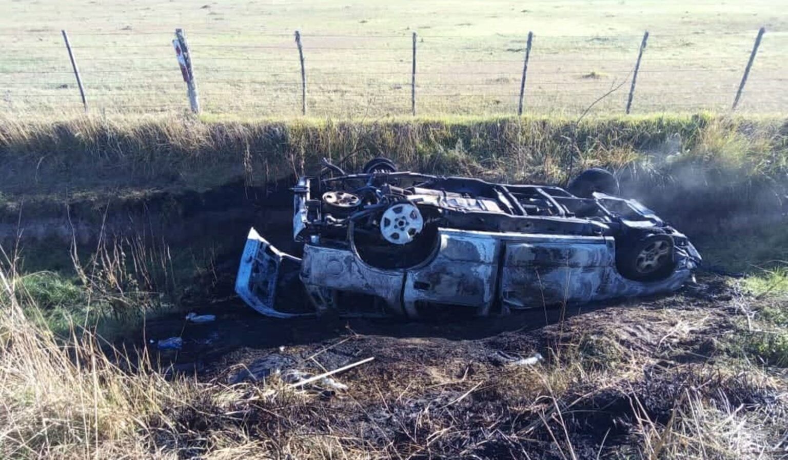 Lezama: tremendo vuelco e incendio de un vehículo en un camino rural