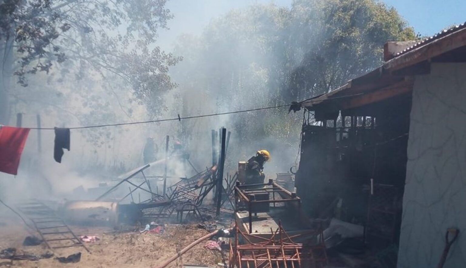 Mar del tuyú: policías rescataron a 2 niñas del interior de una casa en llamas