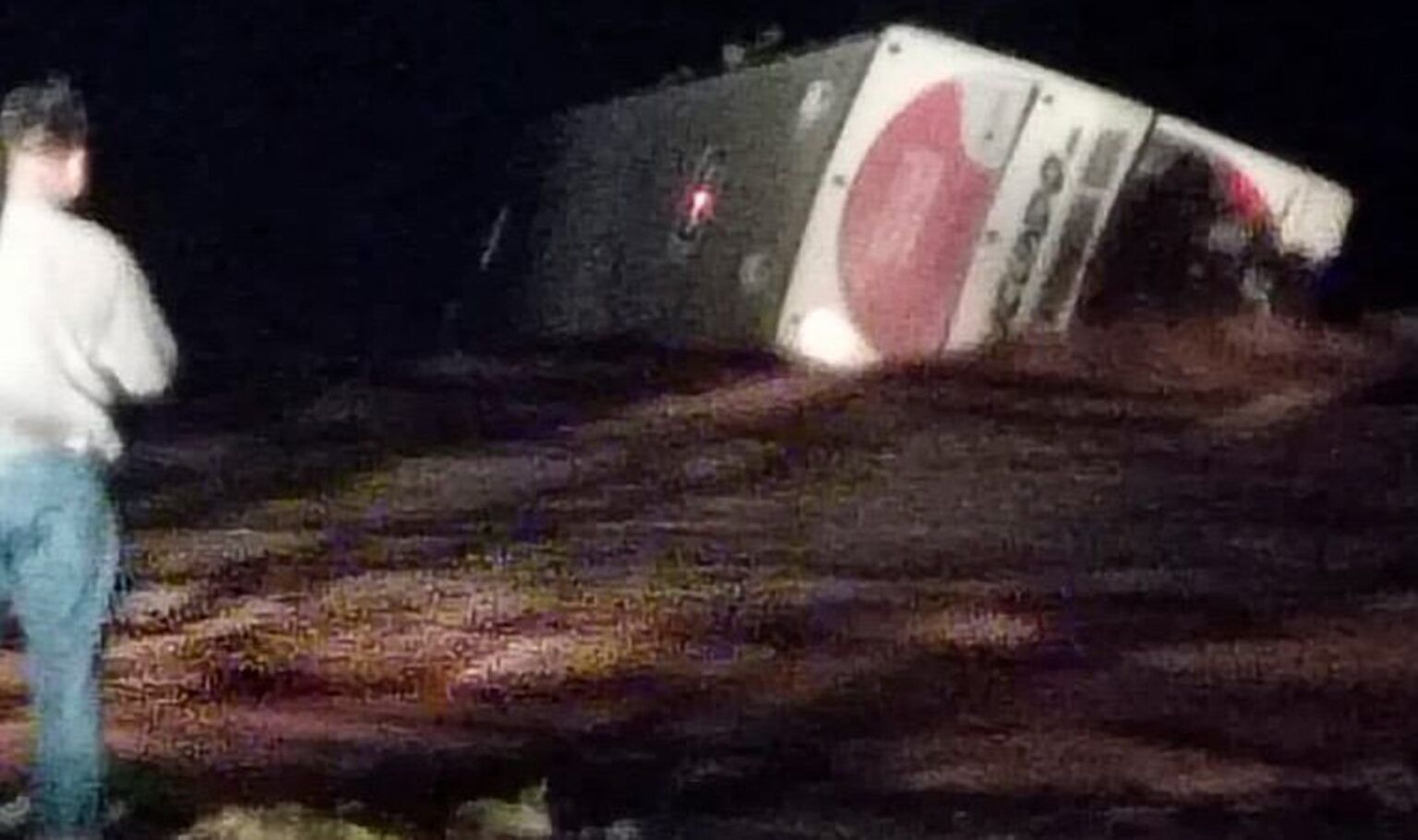 Desbordó un río y la corriente arrastró a un micro de pasajeros