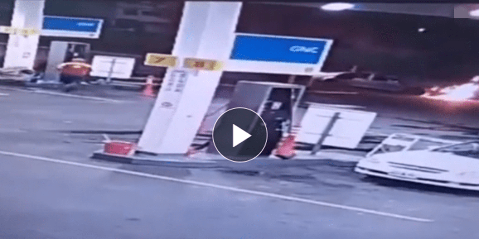 Video: un auto explotó frente a 2 estaciones de servicio y un playero evitó una tragedia