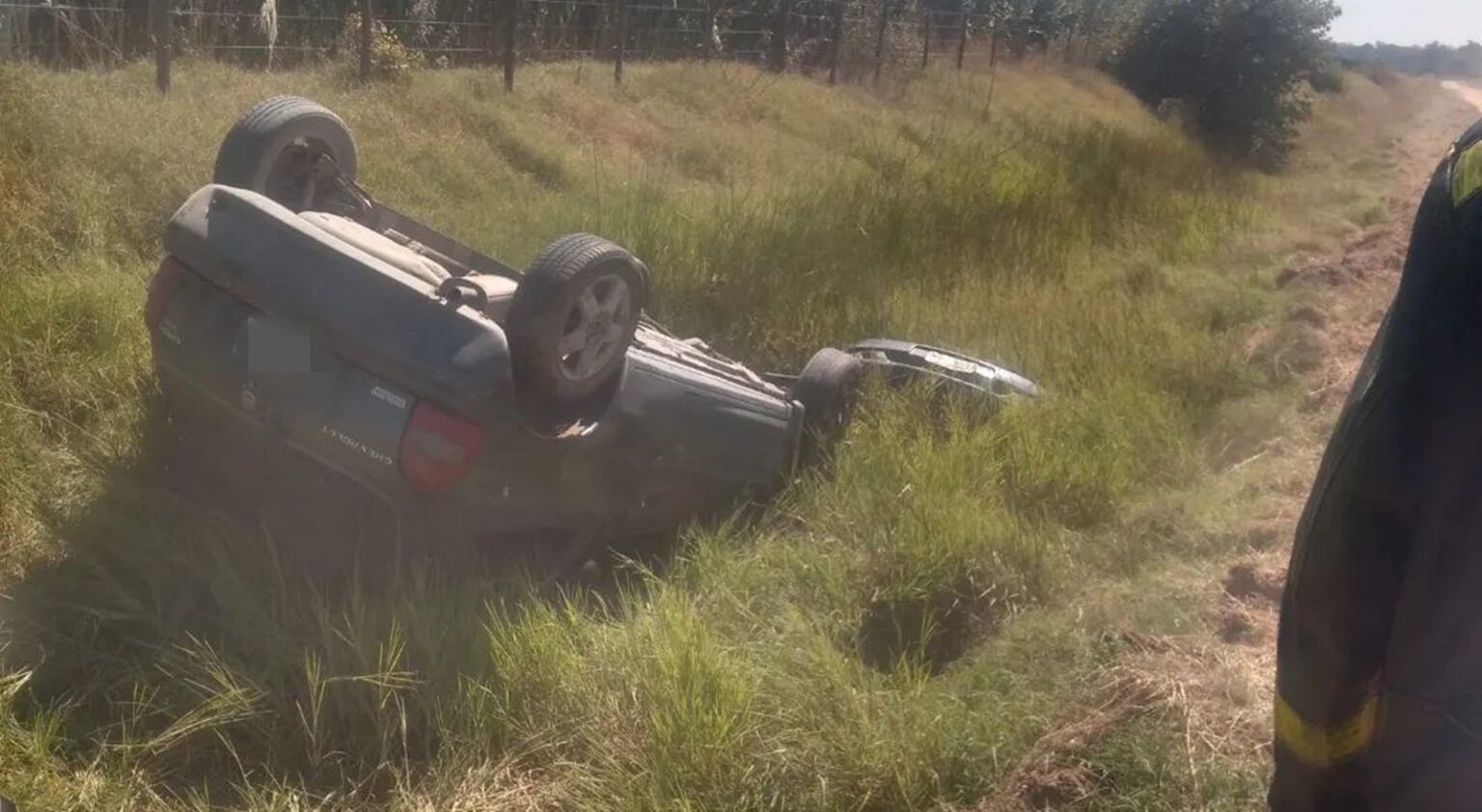 General belgrano: una mujer herida tras impactante vuelco en un camino rural