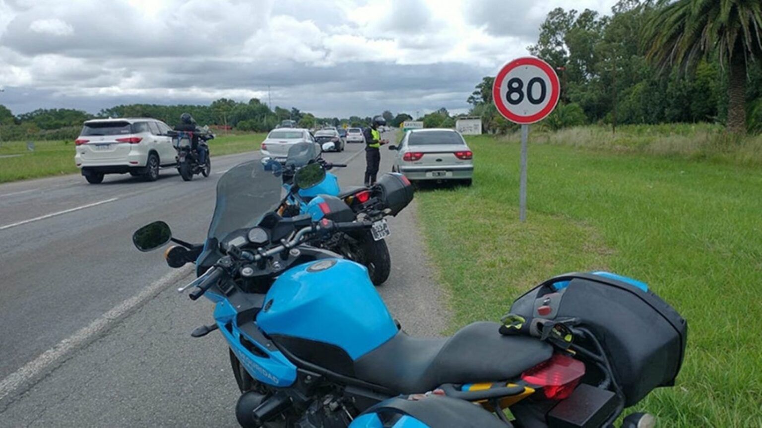 ¿cuántos conductores fueron multados por circular por la banquina en las rutas 2 y 11?