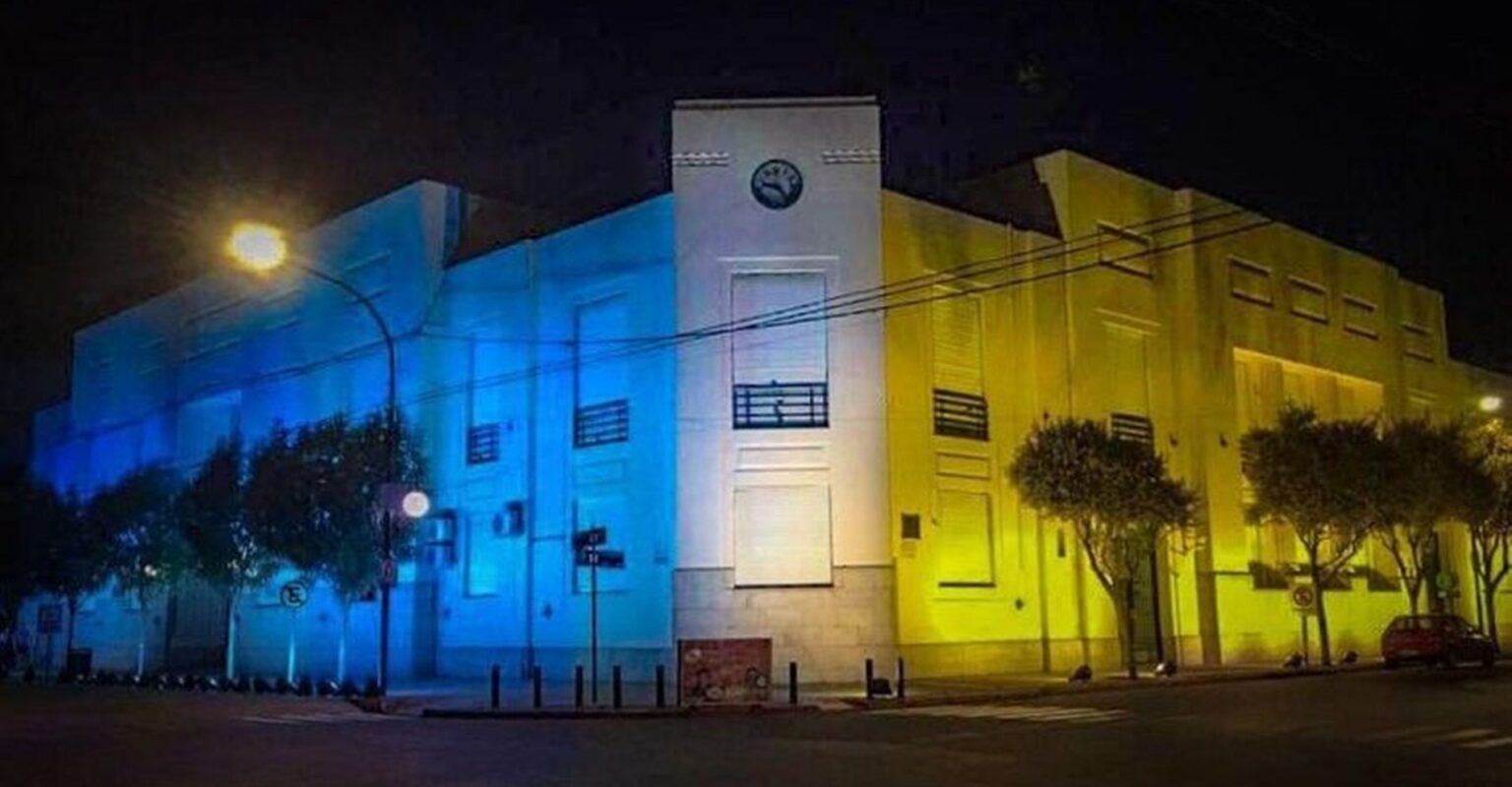 Dolores: en repudio a la guerra, iluminan la municipalidad con los colores de la bandera de ucrania