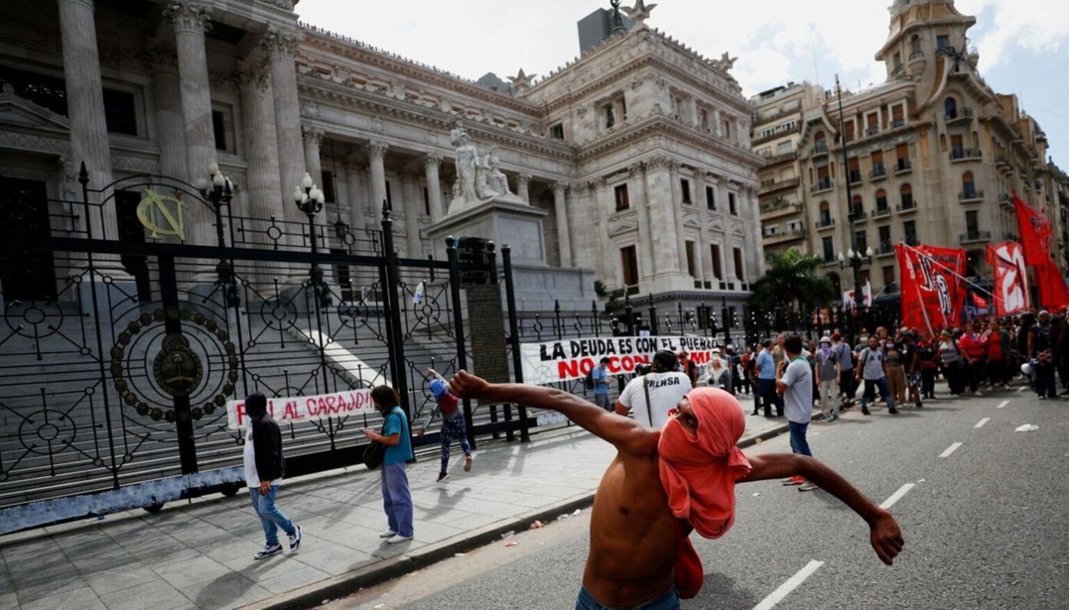 Video: cristina kirchner mostró cómo quedó su despacho tras los incidentes en el congreso