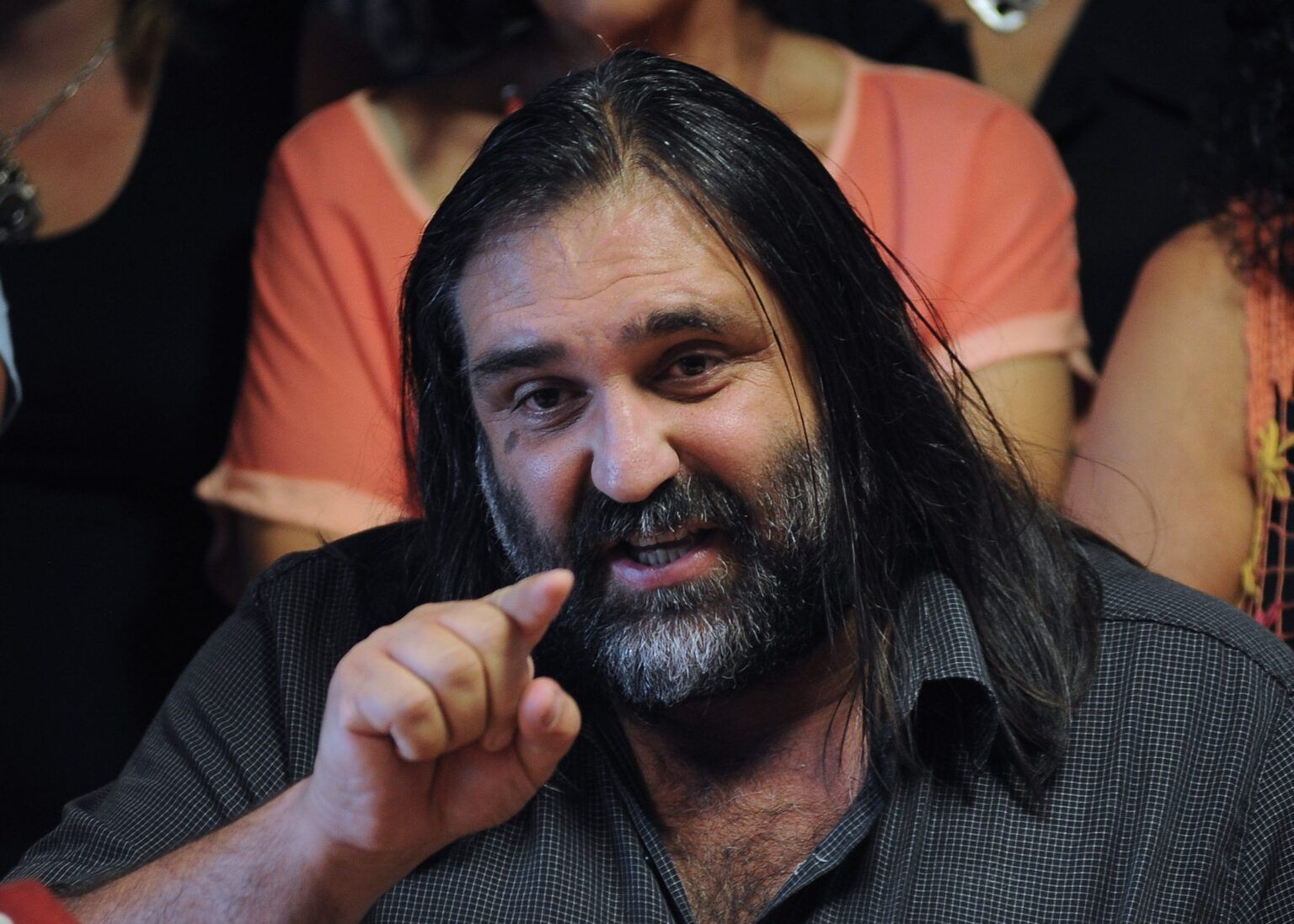 Video: baradel fue escrachado en un comercio y le tiró el celular a una jubilada