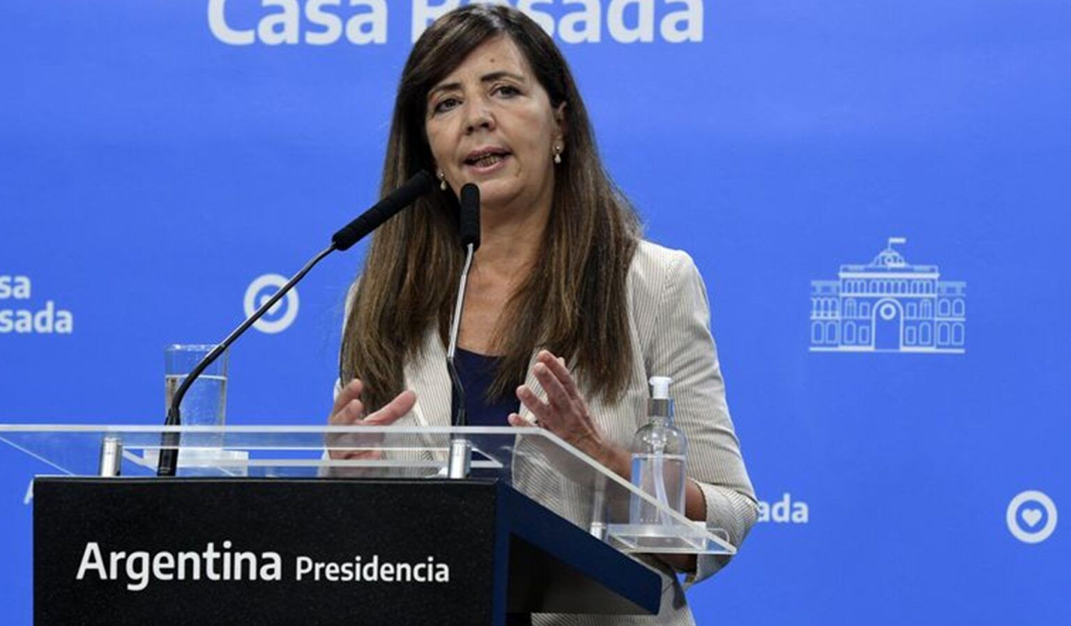 Saqueos: imputaron a gabriela cerruti, vocera presidencial, por omisión de denuncia e incitación a la violencia