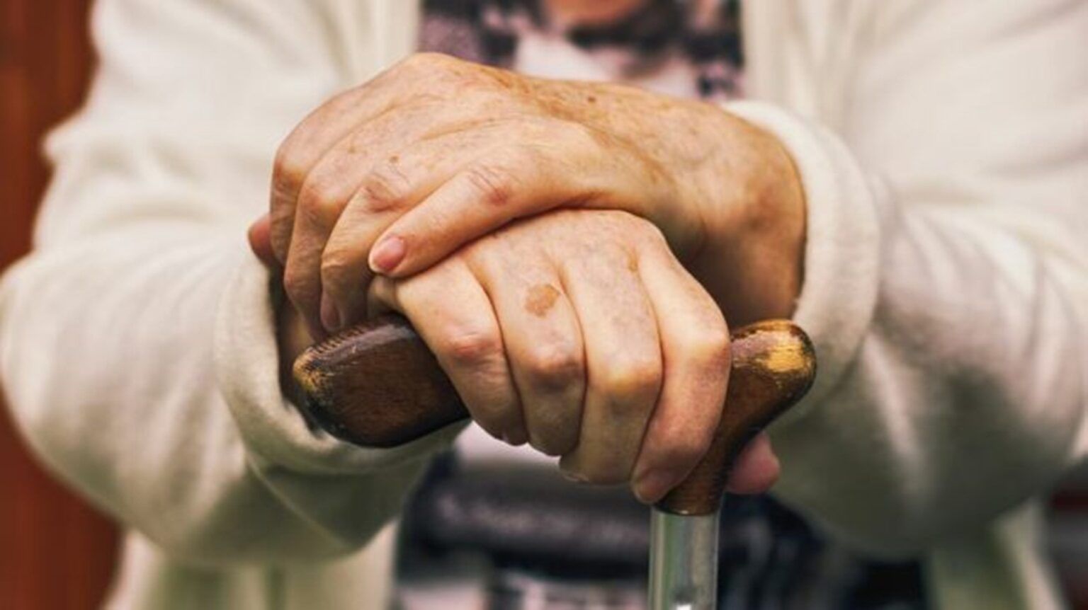 Brutal asalto a una jubilada: le cortaron el dedo para robarle el anillo