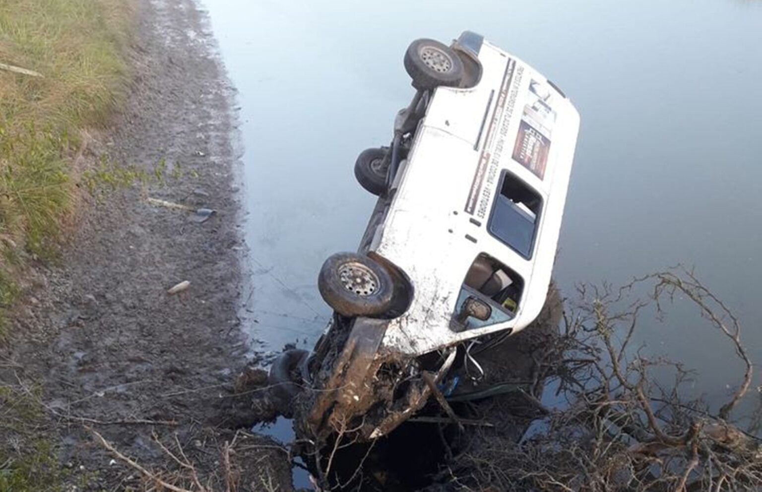Impactante accidente en castelli: un utilitario cayó de un puente