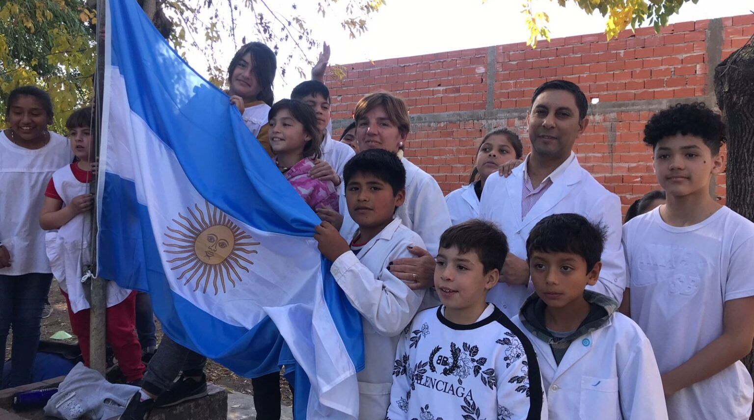 Maipú: un niño usó sus ahorros para comprar una bandera para su escuela porque la habían robado