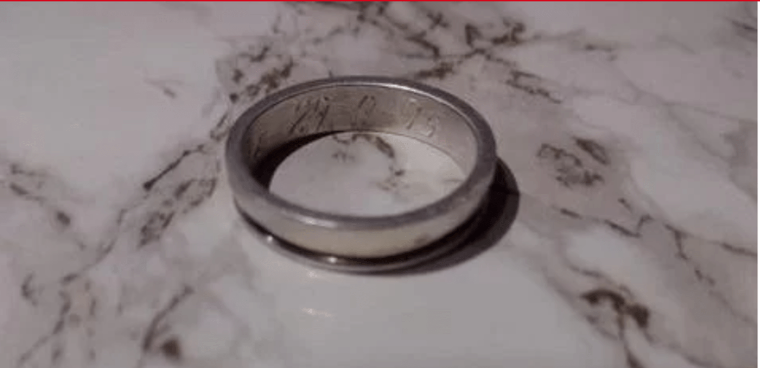 Dolores: encontró una alianza de casamiento en una estación de servicio y busca a su dueño