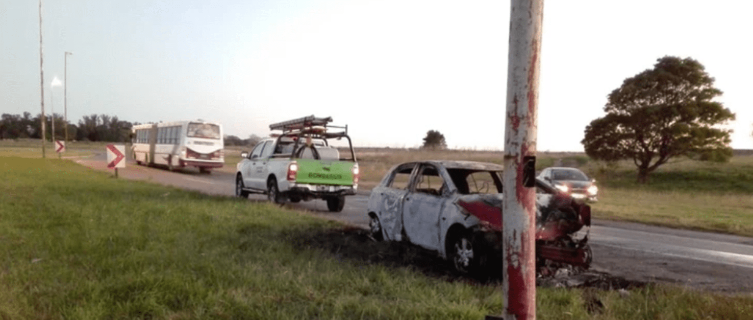 Fatal accidente en ruta 226: un muerto tras chocar un auto con una columna de luz e incendiarse