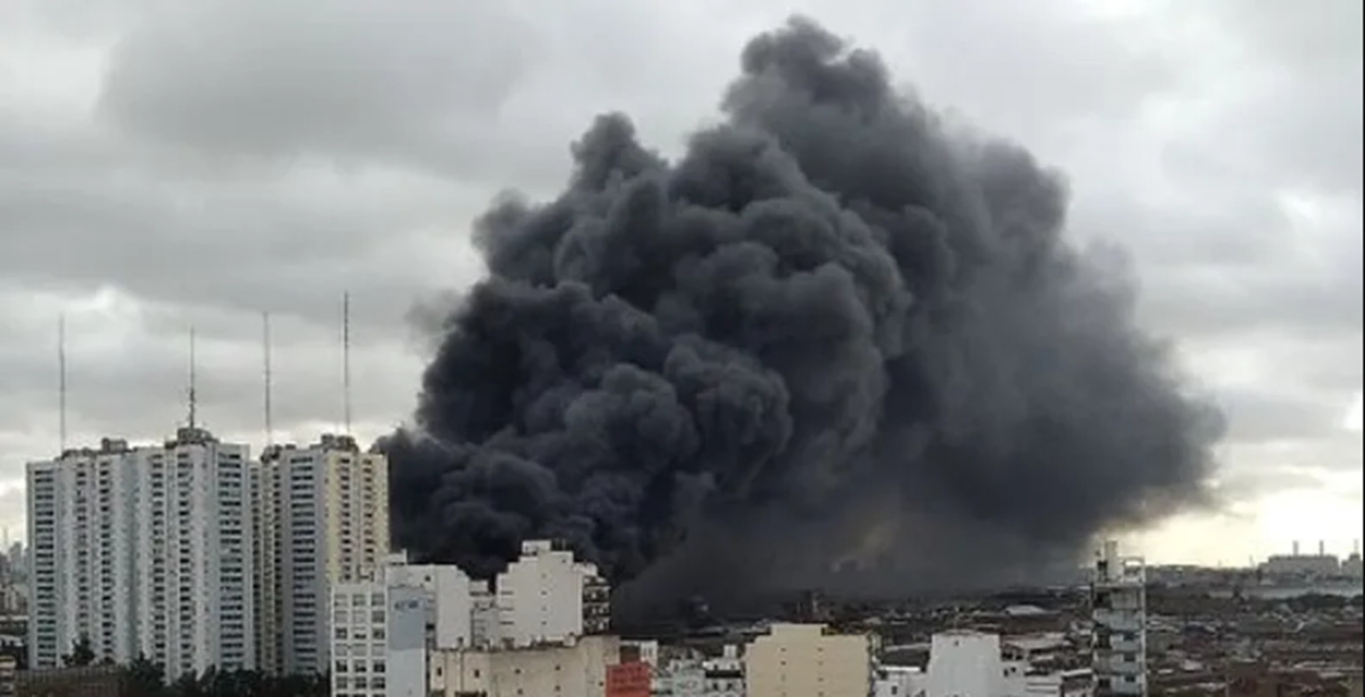Impactante incendio en avellaneda en un predio industrial