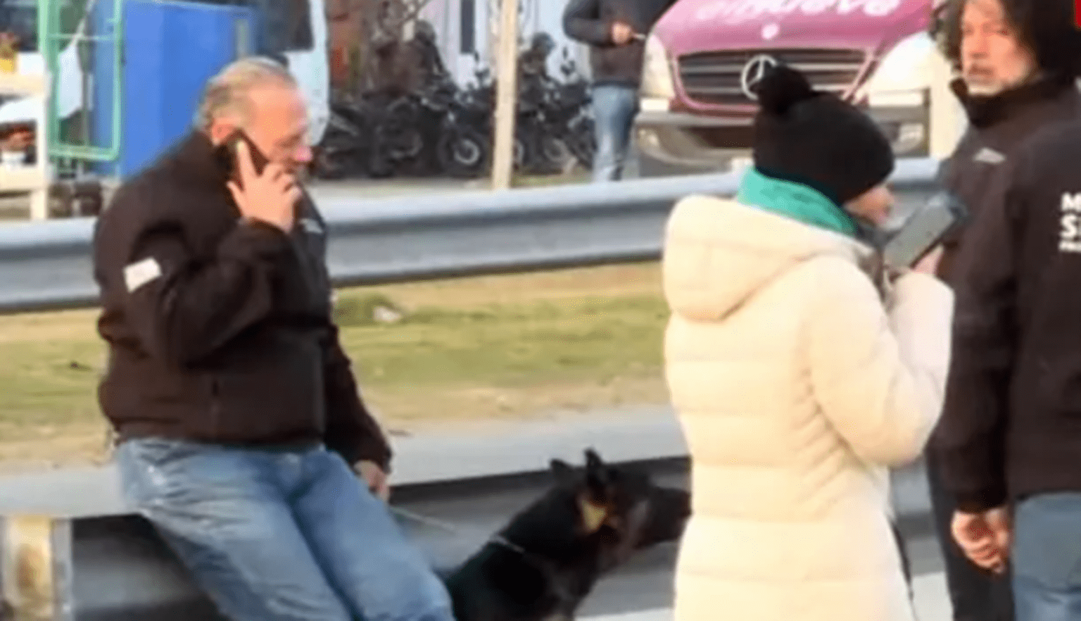 Berni fue a la protesta con su perra bona en el "día mundial de llevar el perro al trabajo"