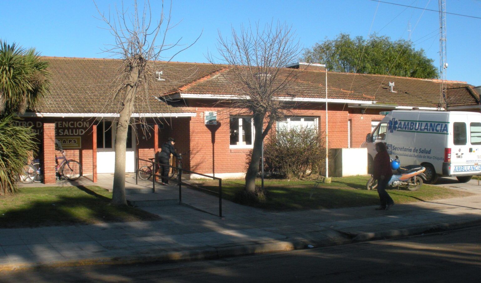 Santa clara del mar: acusan a chofer de ambulancia de robarle $14. 000 a la hermana de un paciente