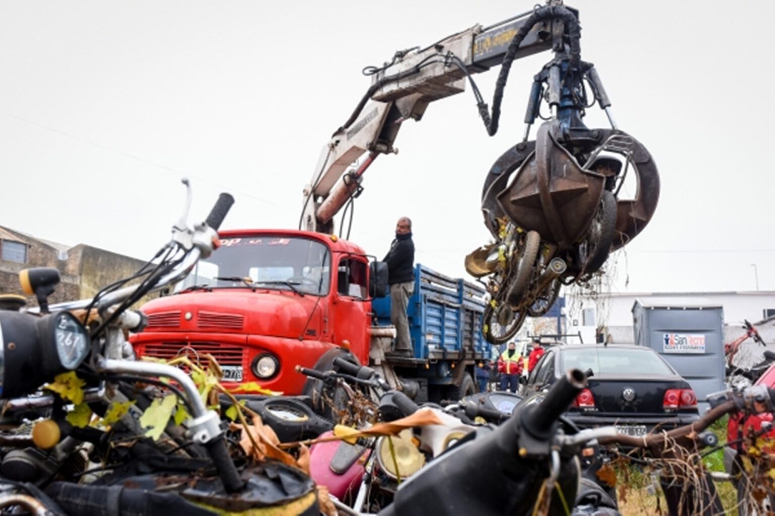 Chascomús: compactan vehículos secuestrados en predios municipales