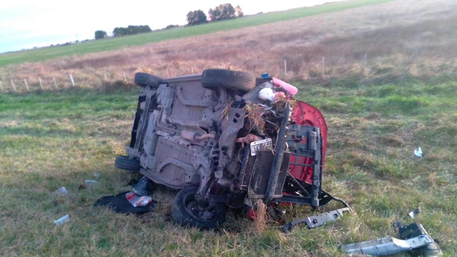 Ruta 2: impactante vuelco de un auto cerca de lezama