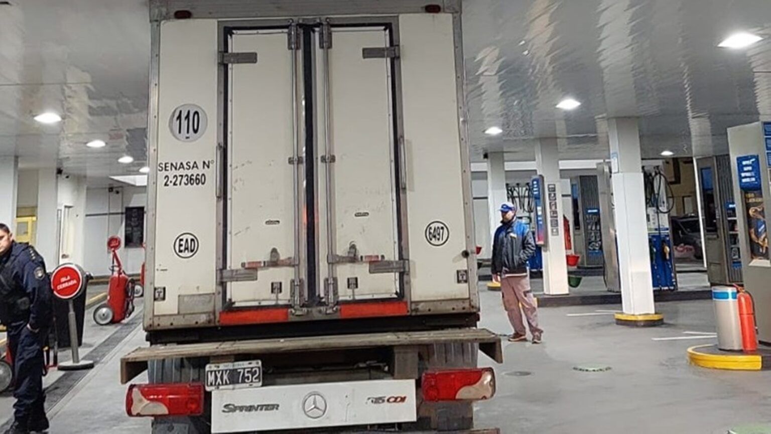 Camionero borracho no calculó la altura y quedó trabado en una estación de servicio