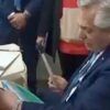 Alberto Fernández tocando el bombo