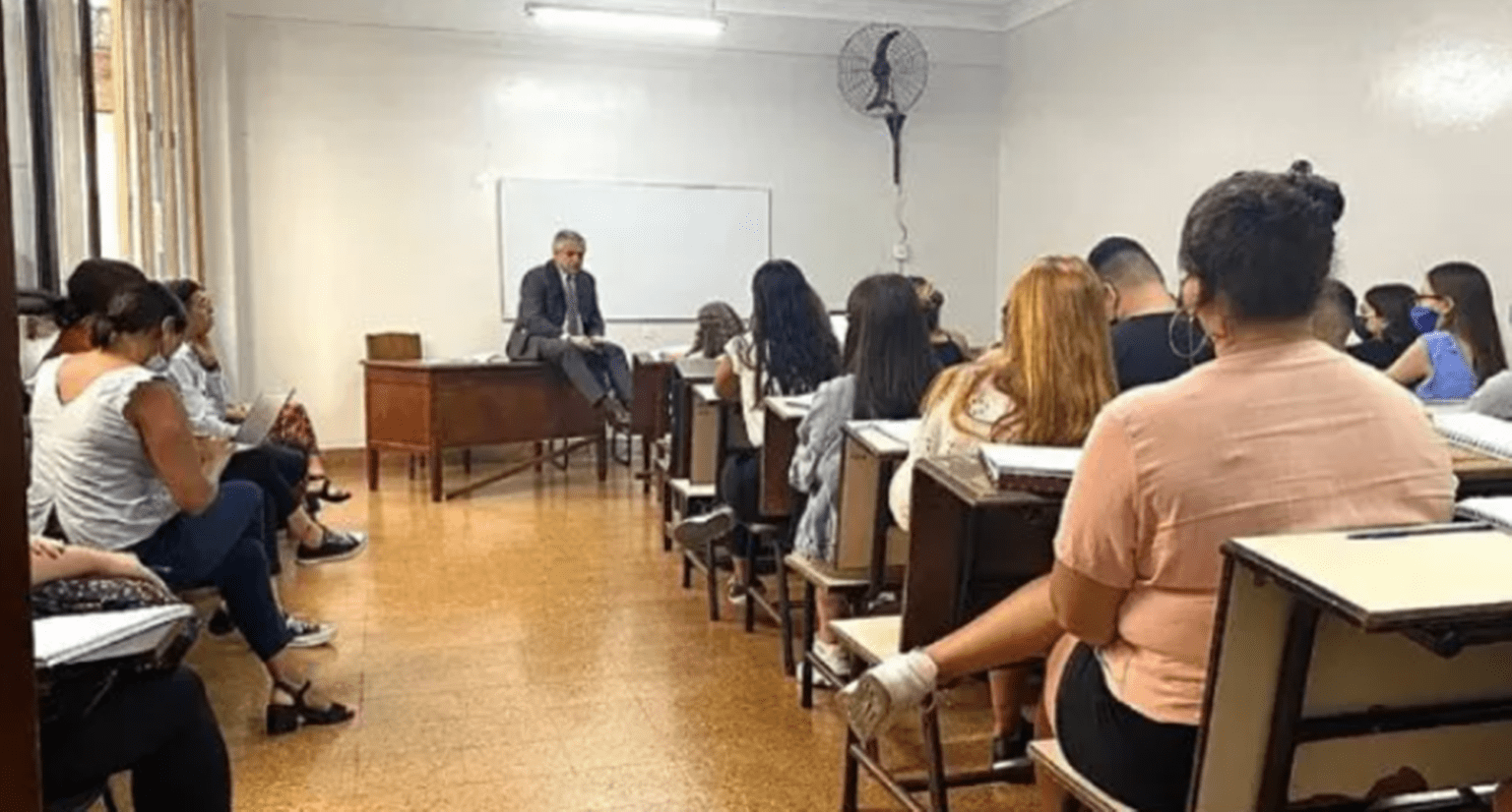 El presidente fernández volvió a la uba y dio clases en la facultad de derecho