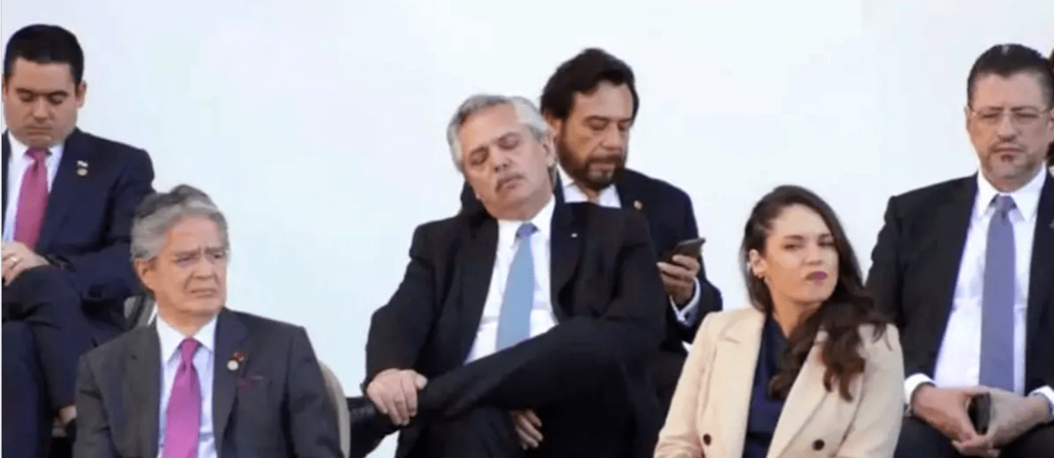 ¿fernández se durmió durante el acto de asunción del presidente de colombia?