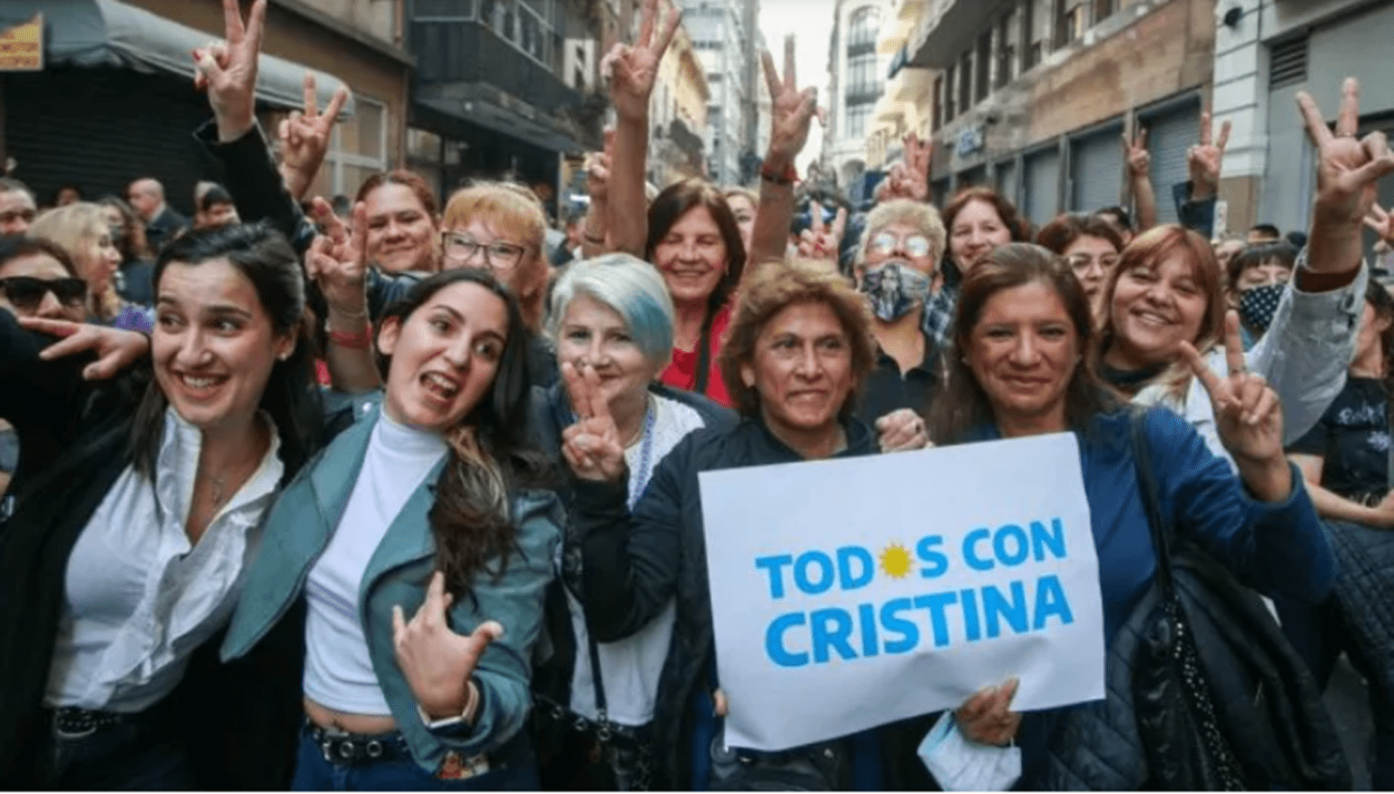 Militantes mantienen otra jornada de vigilia en apoyo a cristina kirchner
