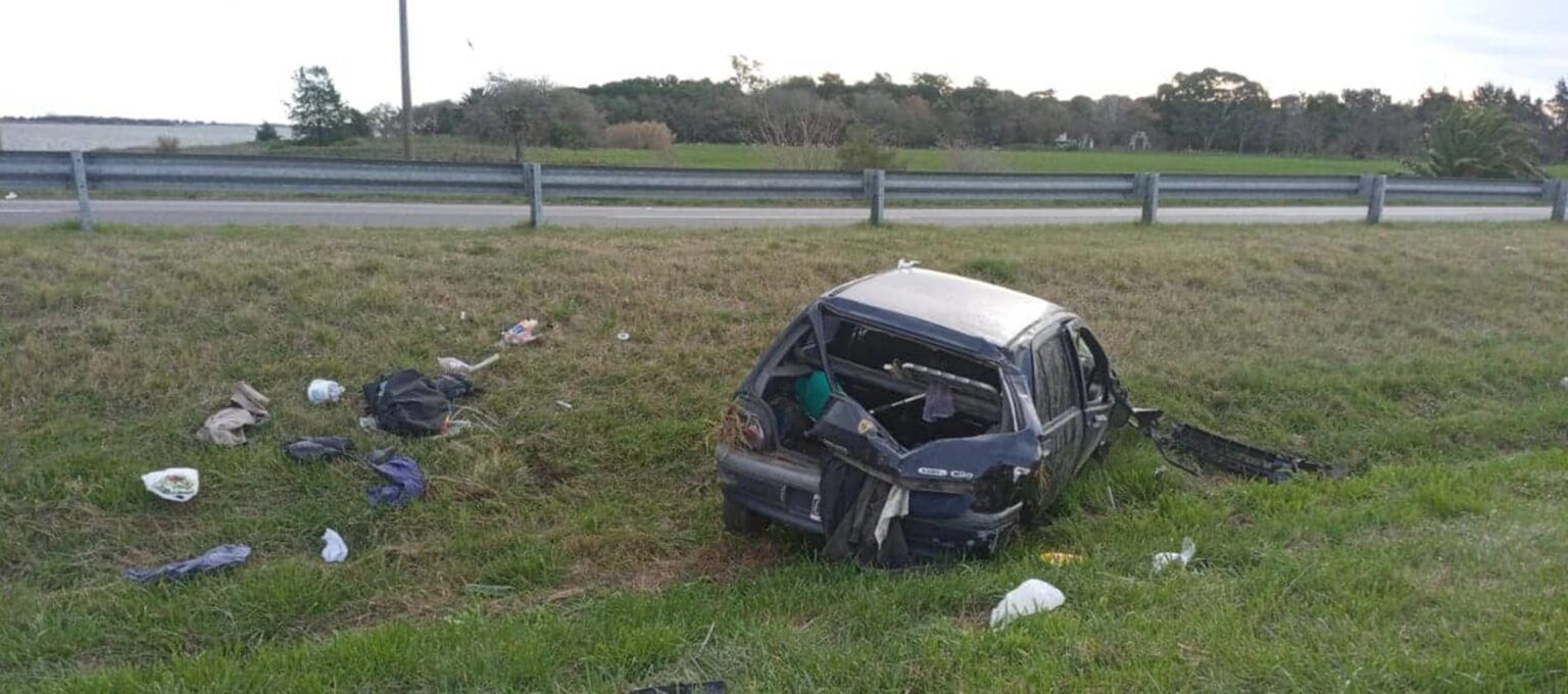 Accidente en ruta 2: un herido grave al volcar un auto cerca de lezama