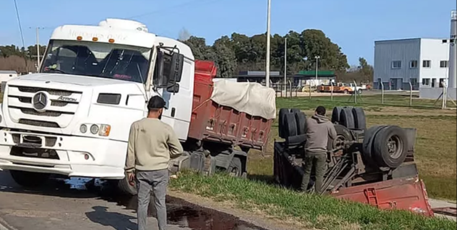 Impactante accidente en ruta 3: chocaron 2 camiones y uno volcó