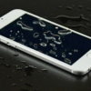 ¿Qué hacer si tu celular se moja y no enciende?