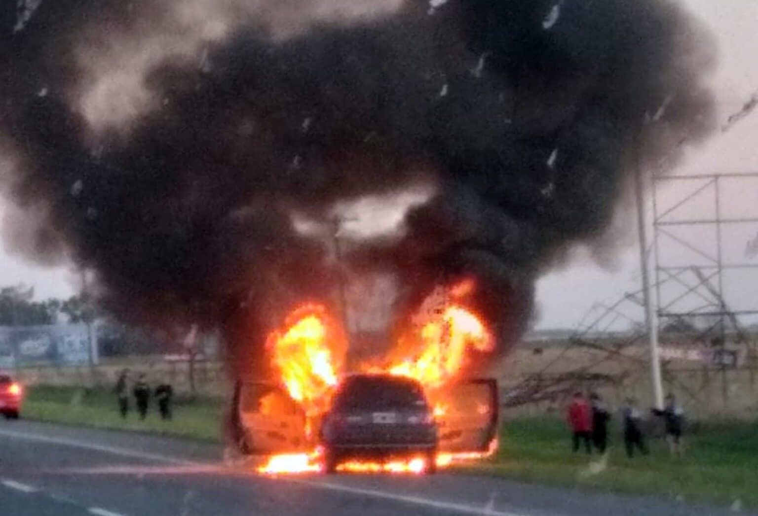 Ruta 2: un voraz incendio destruyó un auto entre chascomús y lezama