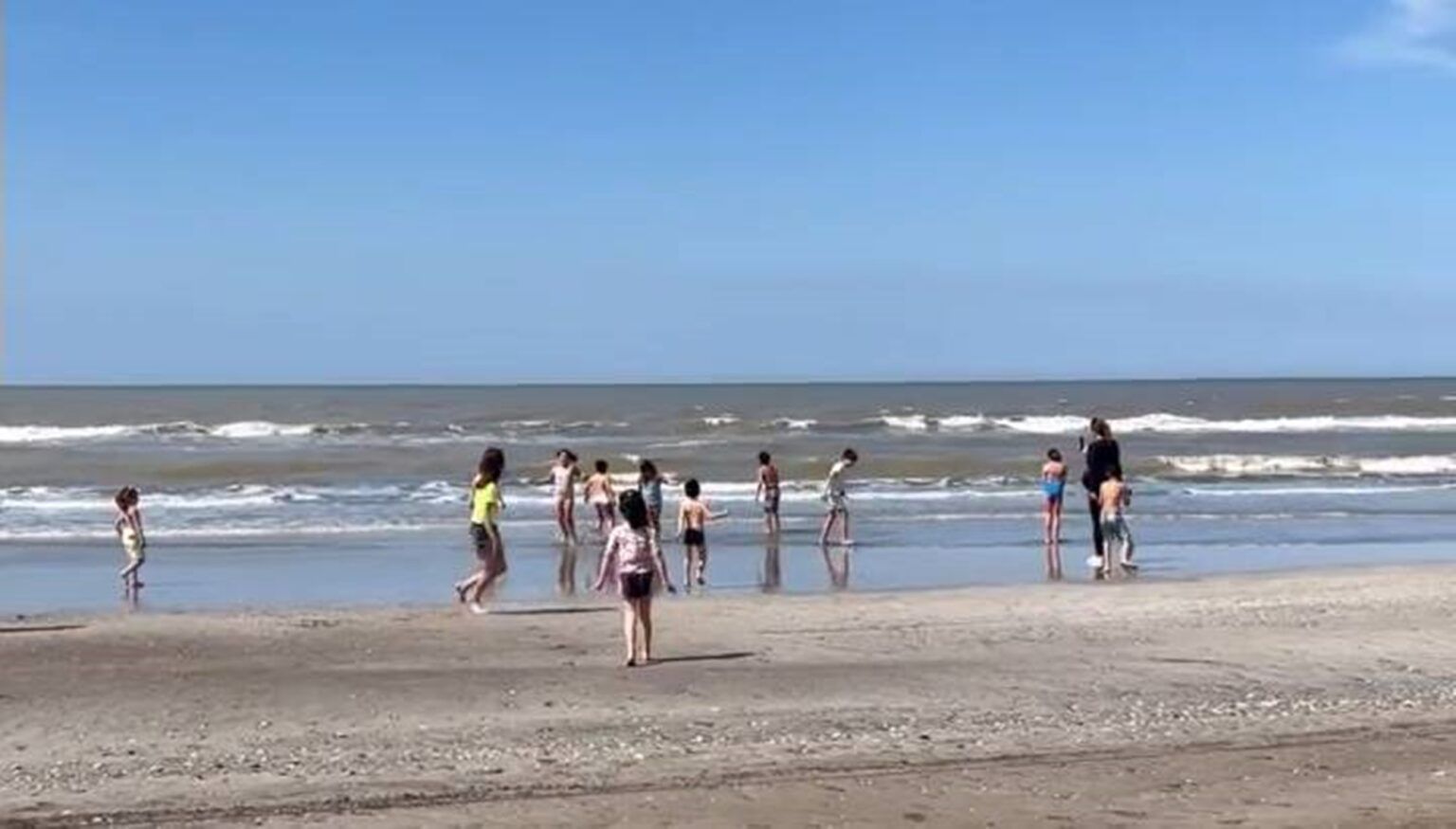 Por una cadena solidaria, 47 niños de un hogar de berazategui conocieron el mar