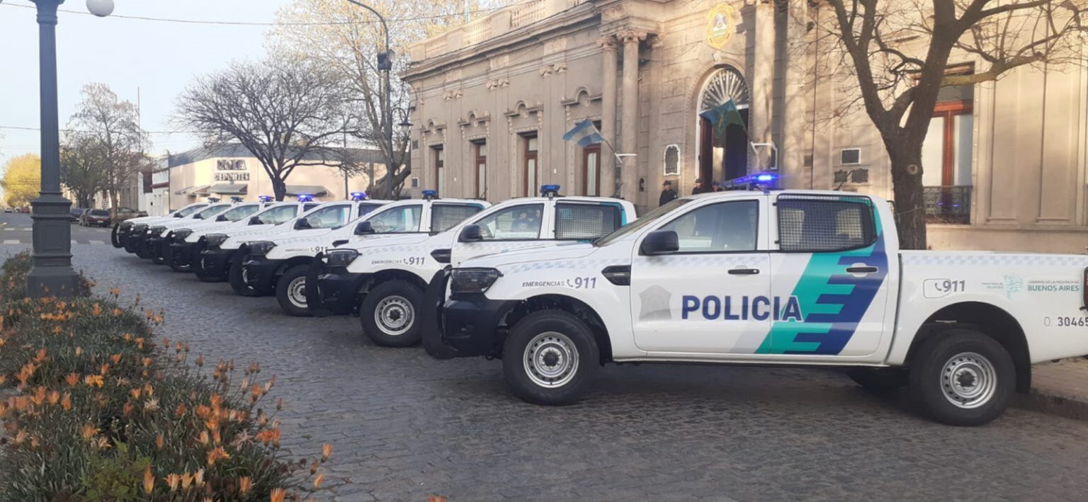 Las flores: el ministro berni entregó 8 patrulleros para la policía comunal